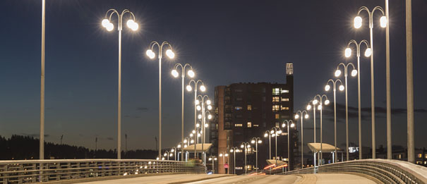 VP -valaisimilla valaistu silta Jyväskylässä, vanhaan valaisimeen on vaihdettu uusi tekniikka. Referenssi hyvästä suunnitelusta.